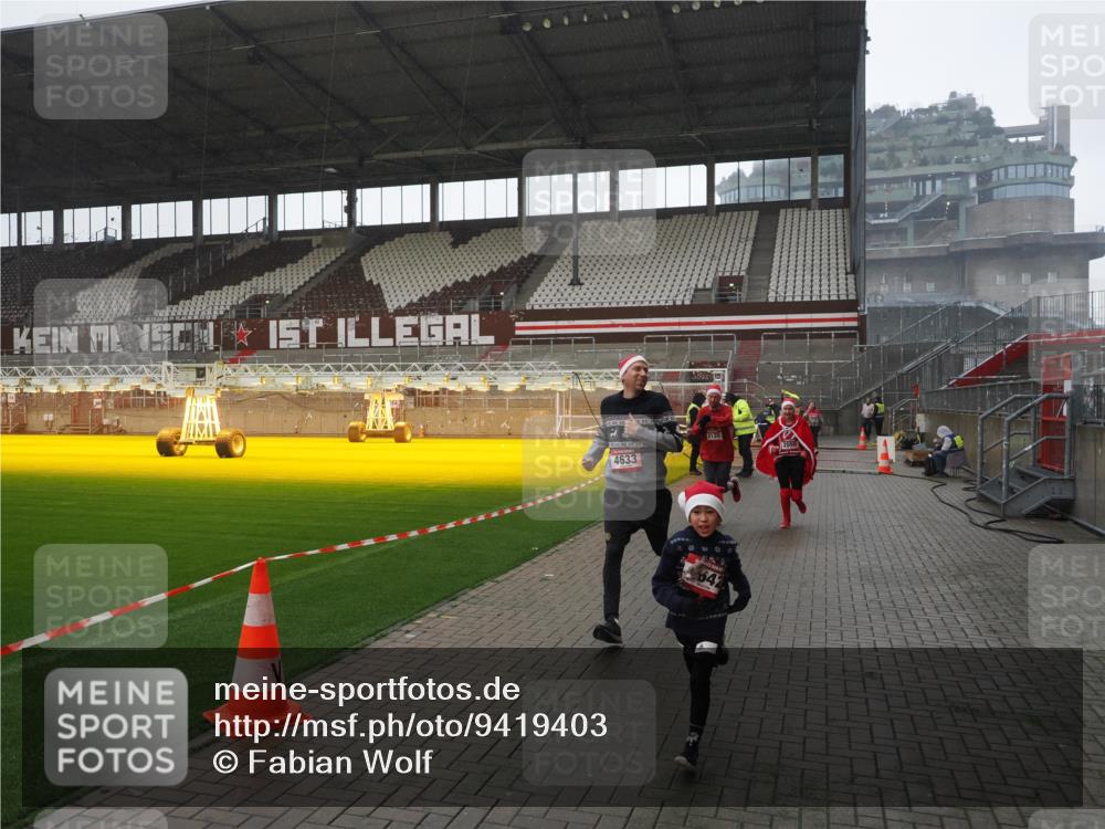 07.12.2025 - St. Pauli X-Mass-Run No. 15 Fabian Wolf http://msf.ph/oto/9419403 07.12.2025 11:31:54 Ziel 2048, 2050, 2120, 2497, 2523, 2527, 2587, 2654, 2656, 3678, 4633, 4640, 4642 meine-sportfotos.de