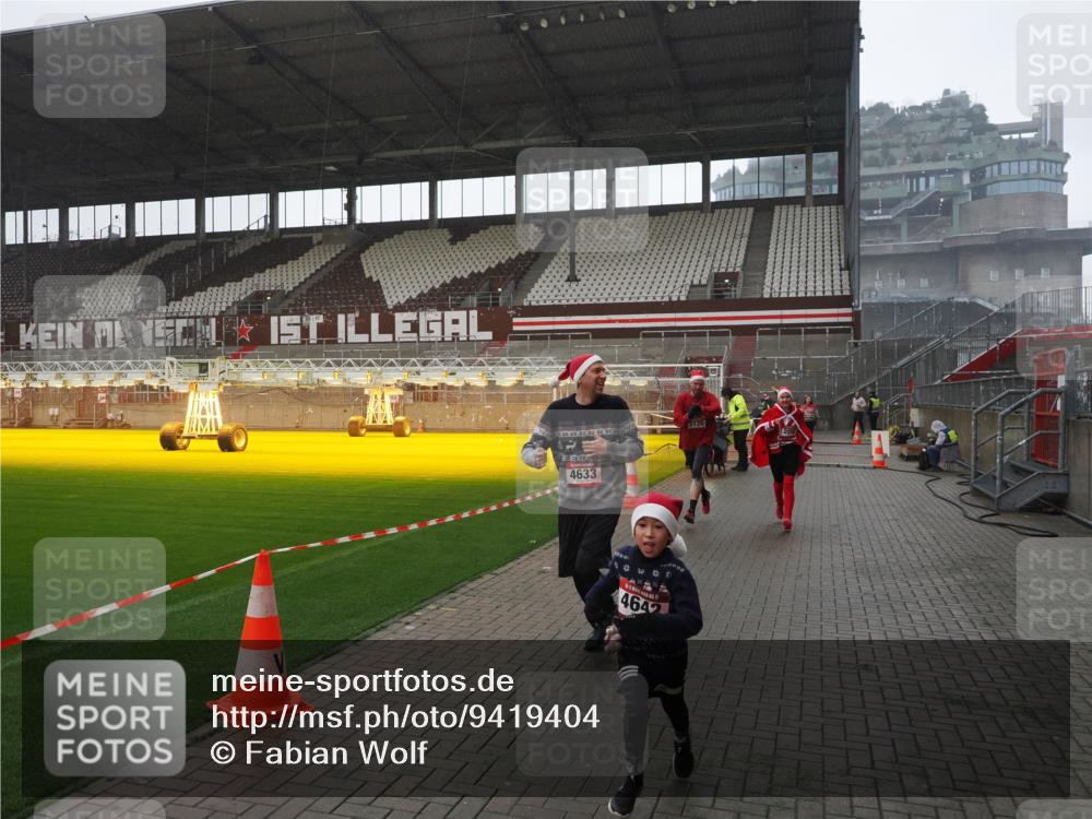 07.12.2025 - St. Pauli X-Mass-Run No. 15 Fabian Wolf http://msf.ph/oto/9419404 07.12.2025 11:31:55 Ziel 2048, 2050, 2120, 2497, 2523, 2527, 2587, 2654, 2656, 3678, 4633, 4640, 4642 meine-sportfotos.de