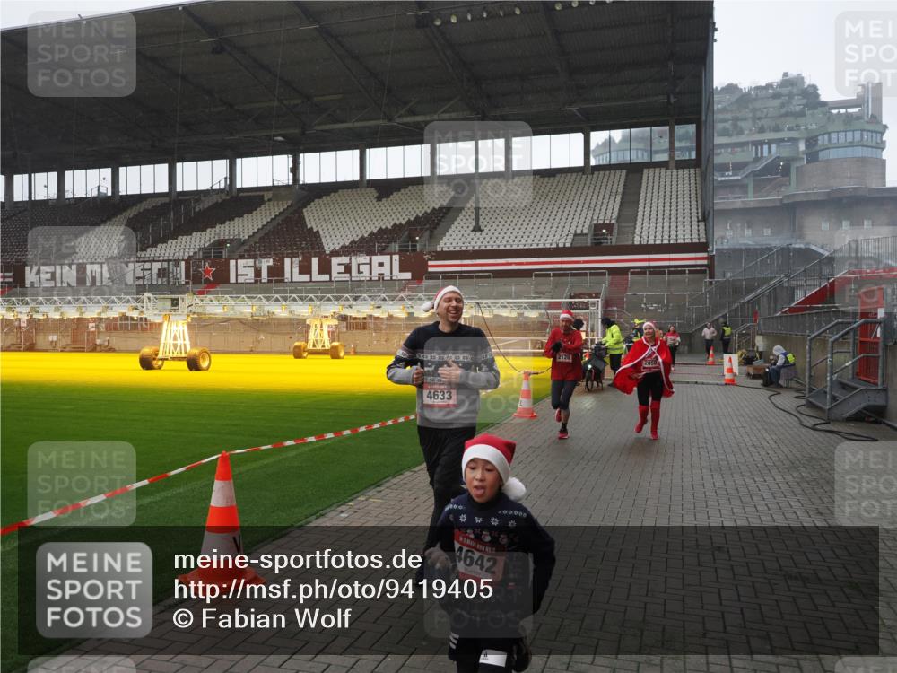 07.12.2025 - St. Pauli X-Mass-Run No. 15 Fabian Wolf http://msf.ph/oto/9419405 07.12.2025 11:31:55 Ziel 2048, 2050, 2120, 2497, 2523, 2527, 2587, 2654, 2656, 3678, 4633, 4640, 4642 meine-sportfotos.de
