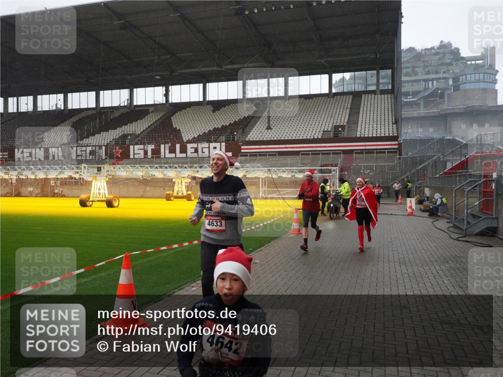 07.12.2025 - St. Pauli X-Mass-Run No. 15 Fabian Wolf http://msf.ph/oto/9419406 07.12.2025 11:31:55 Ziel 2048, 2050, 2120, 2497, 2523, 2527, 2587, 2654, 2656, 3678, 4633, 4640, 4642 meine-sportfotos.de