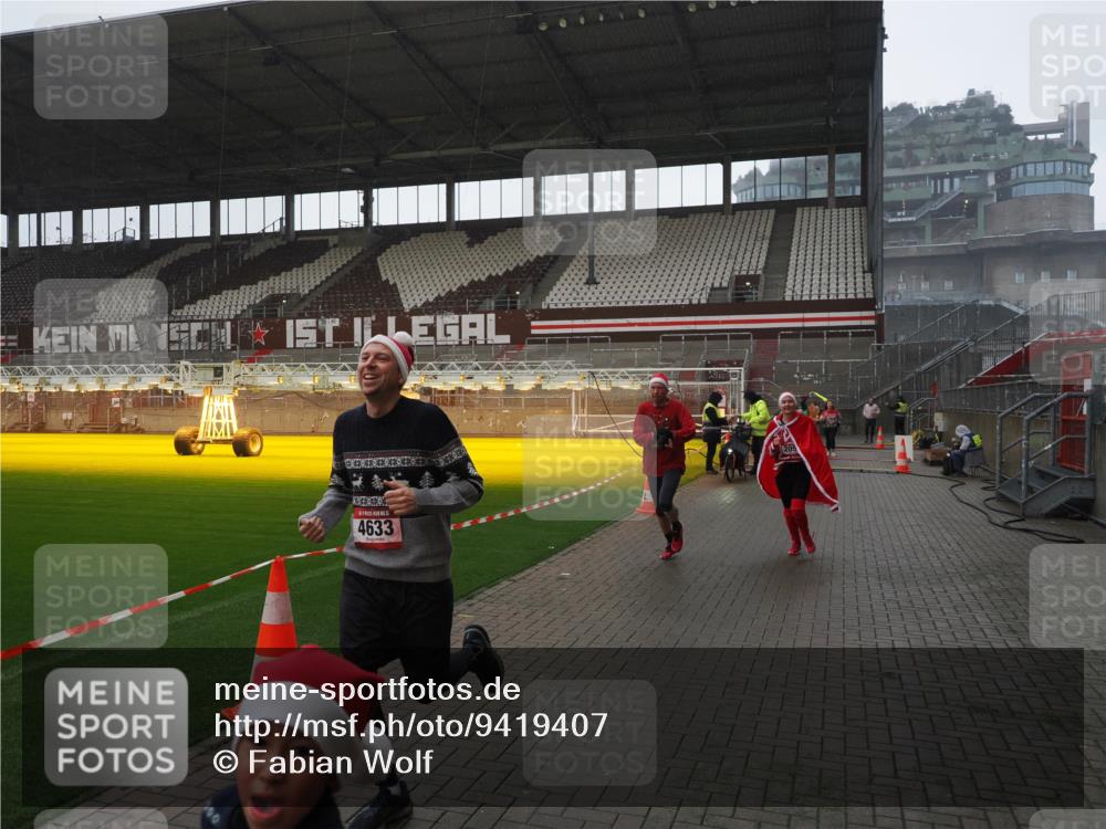 07.12.2025 - St. Pauli X-Mass-Run No. 15 Fabian Wolf http://msf.ph/oto/9419407 07.12.2025 11:31:55 Ziel 2048, 2050, 2120, 2497, 2523, 2527, 2587, 2654, 2656, 3678, 4633, 4640, 4642 meine-sportfotos.de