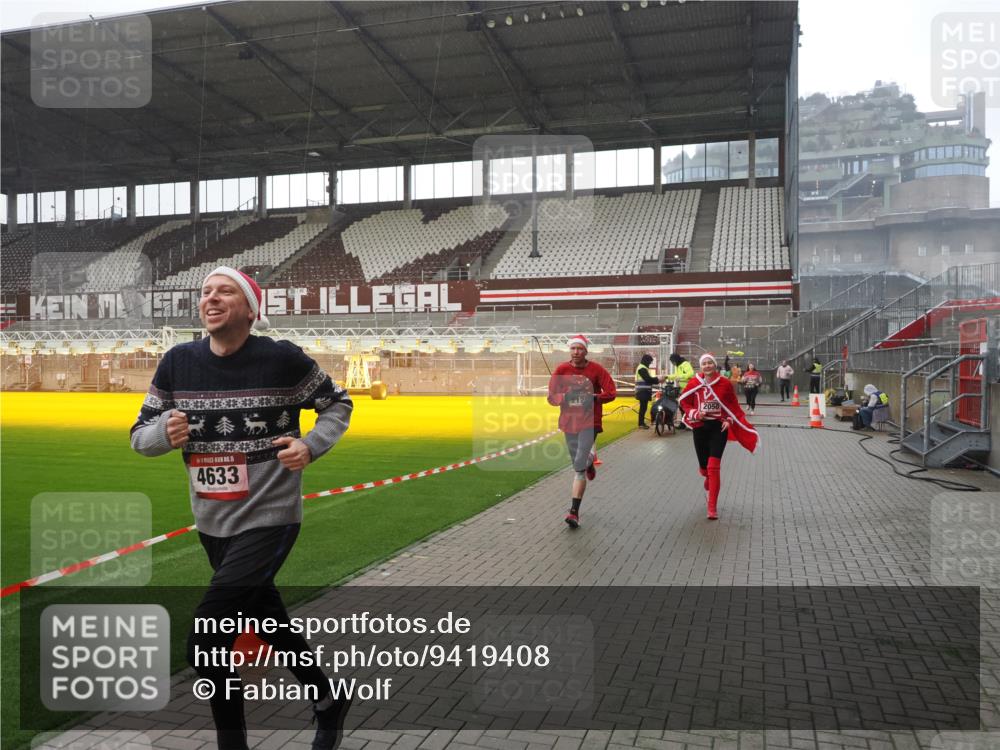 07.12.2025 - St. Pauli X-Mass-Run No. 15 Fabian Wolf http://msf.ph/oto/9419408 07.12.2025 11:31:55 Ziel 2048, 2050, 2120, 2497, 2523, 2527, 2587, 2654, 2656, 3678, 4633, 4640, 4642 meine-sportfotos.de