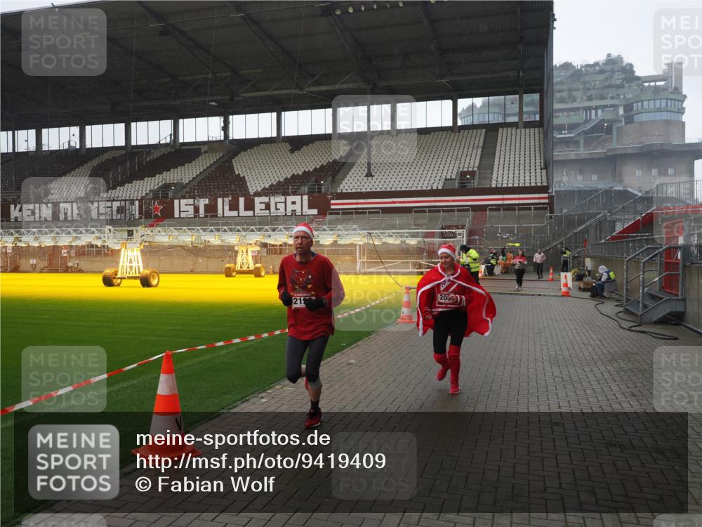 07.12.2025 - St. Pauli X-Mass-Run No. 15 Fabian Wolf http://msf.ph/oto/9419409 07.12.2025 11:31:56 Ziel 2048, 2050, 2120, 2497, 2523, 2527, 2587, 2654, 2656, 3678, 4633, 4640, 4642 meine-sportfotos.de