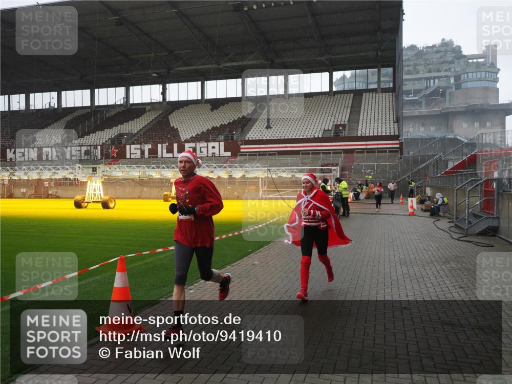 07.12.2025 - St. Pauli X-Mass-Run No. 15 Fabian Wolf http://msf.ph/oto/9419410 07.12.2025 11:31:56 Ziel 2048, 2050, 2120, 2497, 2523, 2527, 2587, 2654, 2656, 3678, 4633, 4640, 4642 meine-sportfotos.de