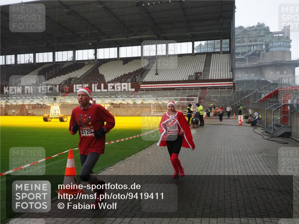 07.12.2025 - St. Pauli X-Mass-Run No. 15 Fabian Wolf http://msf.ph/oto/9419411 07.12.2025 11:31:57 Ziel 2048, 2050, 2120, 2497, 2523, 2527, 2587, 2654, 2656, 3678, 4633, 4640, 4642 meine-sportfotos.de