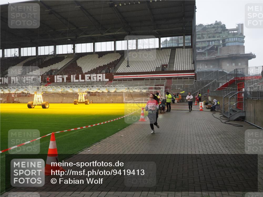 07.12.2025 - St. Pauli X-Mass-Run No. 15 Fabian Wolf http://msf.ph/oto/9419413 07.12.2025 11:32:02 Ziel 2048, 2050, 2120, 2497, 2523, 2527, 3343, 3678, 4633, 4640, 4642 meine-sportfotos.de