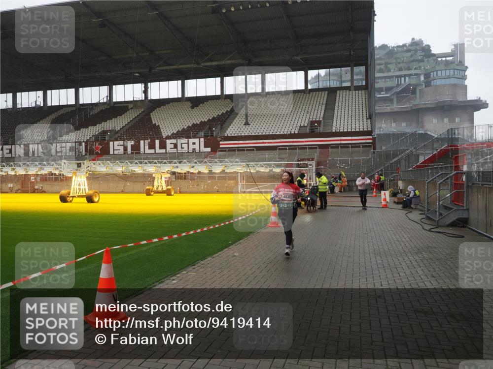 07.12.2025 - St. Pauli X-Mass-Run No. 15 Fabian Wolf http://msf.ph/oto/9419414 07.12.2025 11:32:02 Ziel 2048, 2050, 2120, 2497, 2523, 2527, 3343, 3678, 4633, 4640, 4642 meine-sportfotos.de