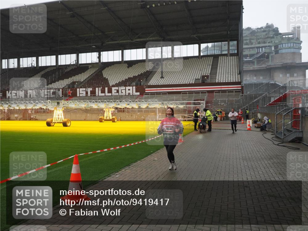 07.12.2025 - St. Pauli X-Mass-Run No. 15 Fabian Wolf http://msf.ph/oto/9419417 07.12.2025 11:32:03 Ziel 2048, 2050, 2120, 3343, 3678, 4633, 4640, 4642 meine-sportfotos.de
