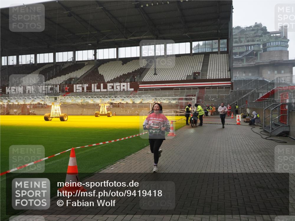 07.12.2025 - St. Pauli X-Mass-Run No. 15 Fabian Wolf http://msf.ph/oto/9419418 07.12.2025 11:32:03 Ziel 2048, 2050, 2120, 3343, 3678, 4633, 4640, 4642 meine-sportfotos.de