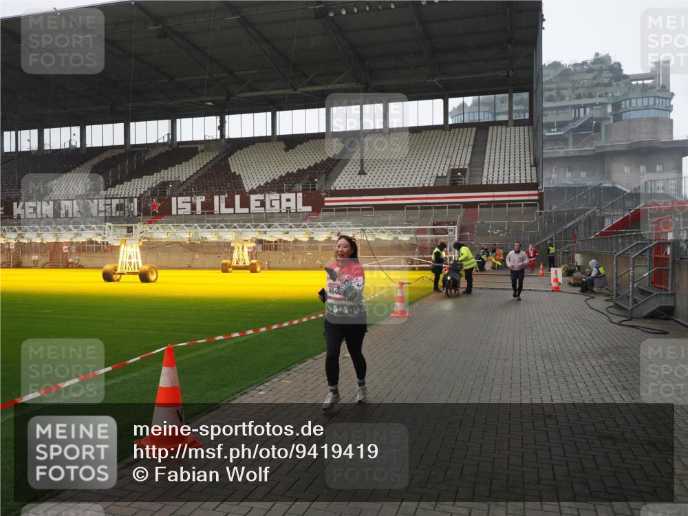 07.12.2025 - St. Pauli X-Mass-Run No. 15 Fabian Wolf http://msf.ph/oto/9419419 07.12.2025 11:32:03 Ziel 2048, 2050, 2120, 3343, 3678, 4633, 4640, 4642 meine-sportfotos.de
