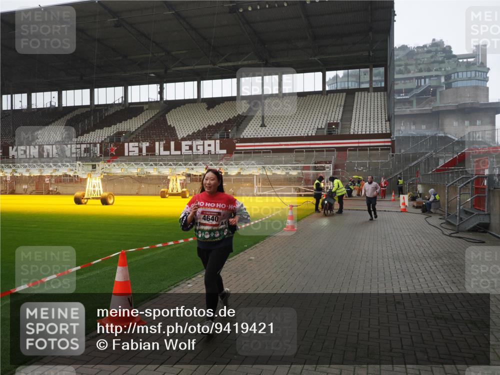 07.12.2025 - St. Pauli X-Mass-Run No. 15 Fabian Wolf http://msf.ph/oto/9419421 07.12.2025 11:32:04 Ziel 2048, 2050, 2120, 3343, 4633, 4640, 4642 meine-sportfotos.de