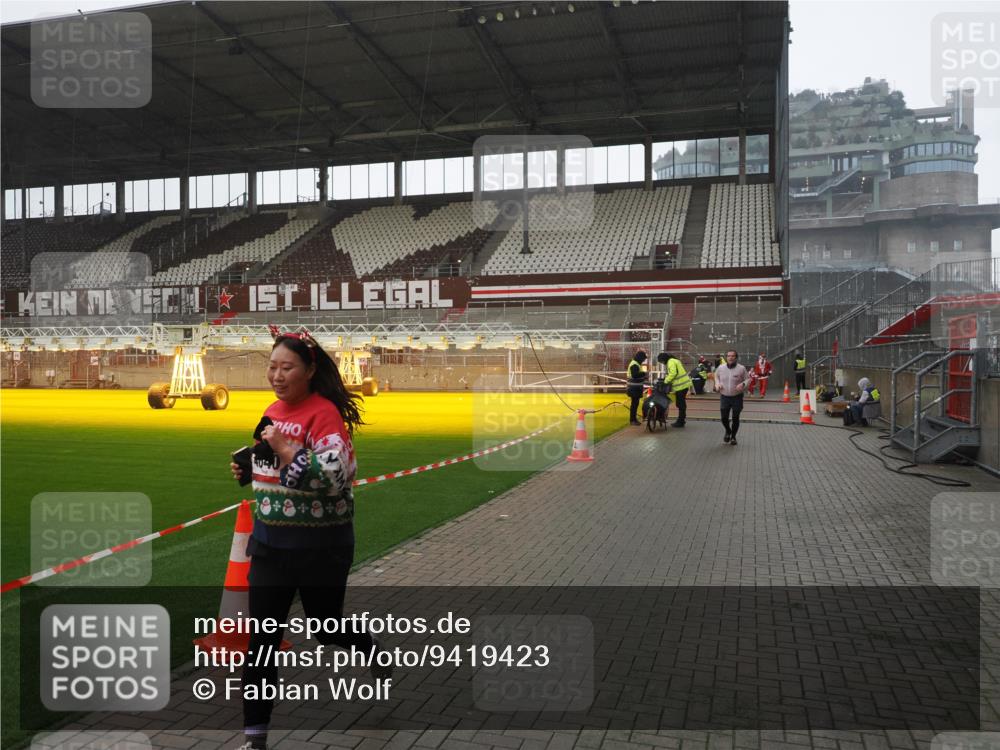 07.12.2025 - St. Pauli X-Mass-Run No. 15 Fabian Wolf http://msf.ph/oto/9419423 07.12.2025 11:32:04 Ziel 2048, 2050, 2120, 3343, 4633, 4640, 4642 meine-sportfotos.de