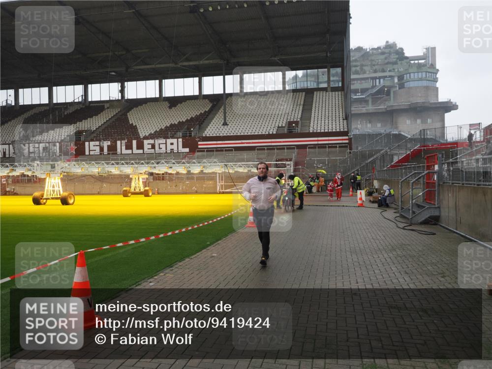 07.12.2025 - St. Pauli X-Mass-Run No. 15 Fabian Wolf http://msf.ph/oto/9419424 07.12.2025 11:32:08 Ziel 2043, 2044, 2050, 2120, 3343, 4633, 4640, 4642 meine-sportfotos.de