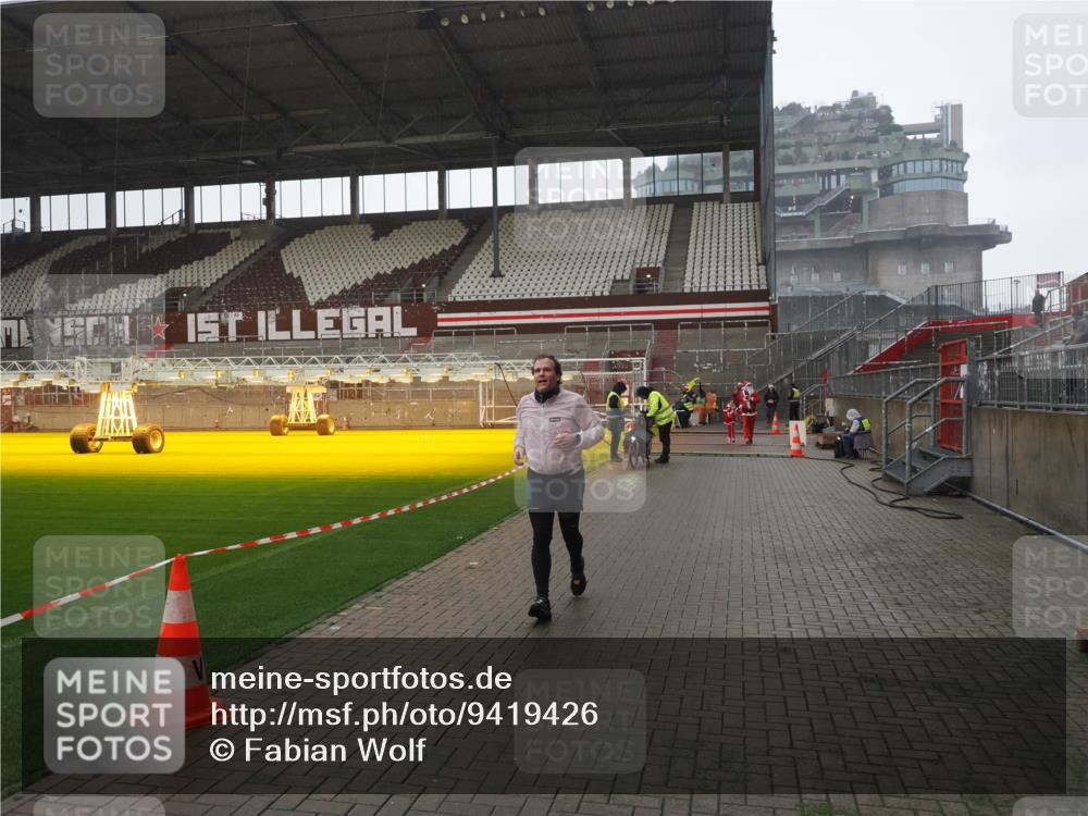07.12.2025 - St. Pauli X-Mass-Run No. 15 Fabian Wolf http://msf.ph/oto/9419426 07.12.2025 11:32:08 Ziel 2043, 2044, 2050, 2120, 3343, 4633, 4640, 4642 meine-sportfotos.de