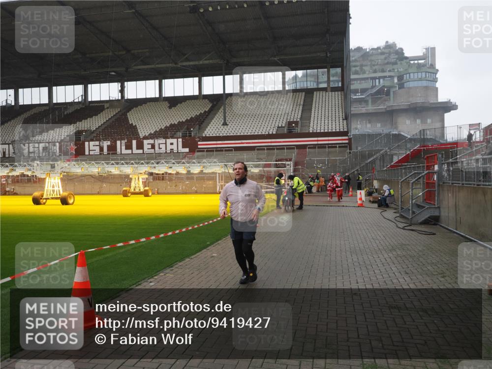07.12.2025 - St. Pauli X-Mass-Run No. 15 Fabian Wolf http://msf.ph/oto/9419427 07.12.2025 11:32:08 Ziel 2043, 2044, 2050, 2120, 3343, 4633, 4640, 4642 meine-sportfotos.de