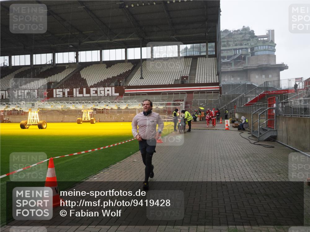 07.12.2025 - St. Pauli X-Mass-Run No. 15 Fabian Wolf http://msf.ph/oto/9419428 07.12.2025 11:32:08 Ziel 2043, 2044, 2050, 2120, 3343, 4633, 4640, 4642 meine-sportfotos.de