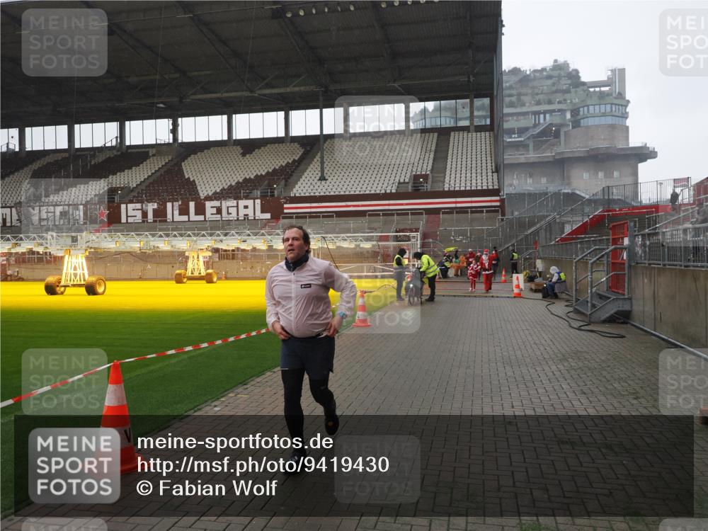 07.12.2025 - St. Pauli X-Mass-Run No. 15 Fabian Wolf http://msf.ph/oto/9419430 07.12.2025 11:32:09 Ziel 2043, 2044, 2050, 2120, 3343, 4633, 4640, 4642 meine-sportfotos.de