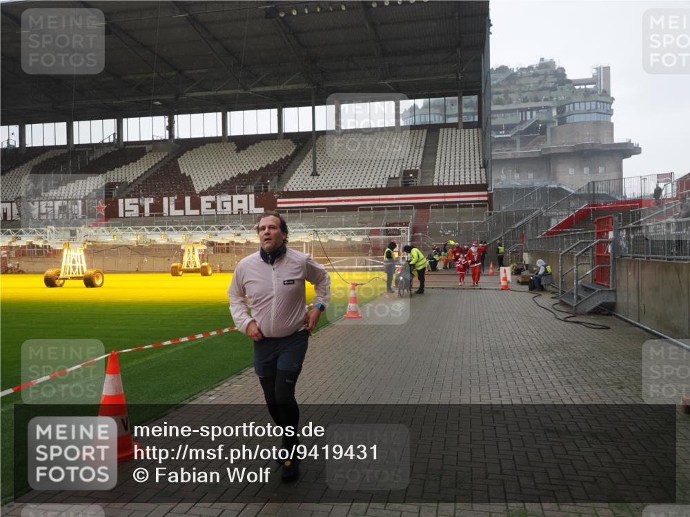07.12.2025 - St. Pauli X-Mass-Run No. 15 Fabian Wolf http://msf.ph/oto/9419431 07.12.2025 11:32:09 Ziel 2043, 2044, 2050, 2120, 3343, 4633, 4640, 4642 meine-sportfotos.de