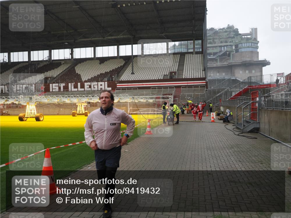 07.12.2025 - St. Pauli X-Mass-Run No. 15 Fabian Wolf http://msf.ph/oto/9419432 07.12.2025 11:32:09 Ziel 2043, 2044, 2050, 2120, 3343, 4633, 4640, 4642 meine-sportfotos.de