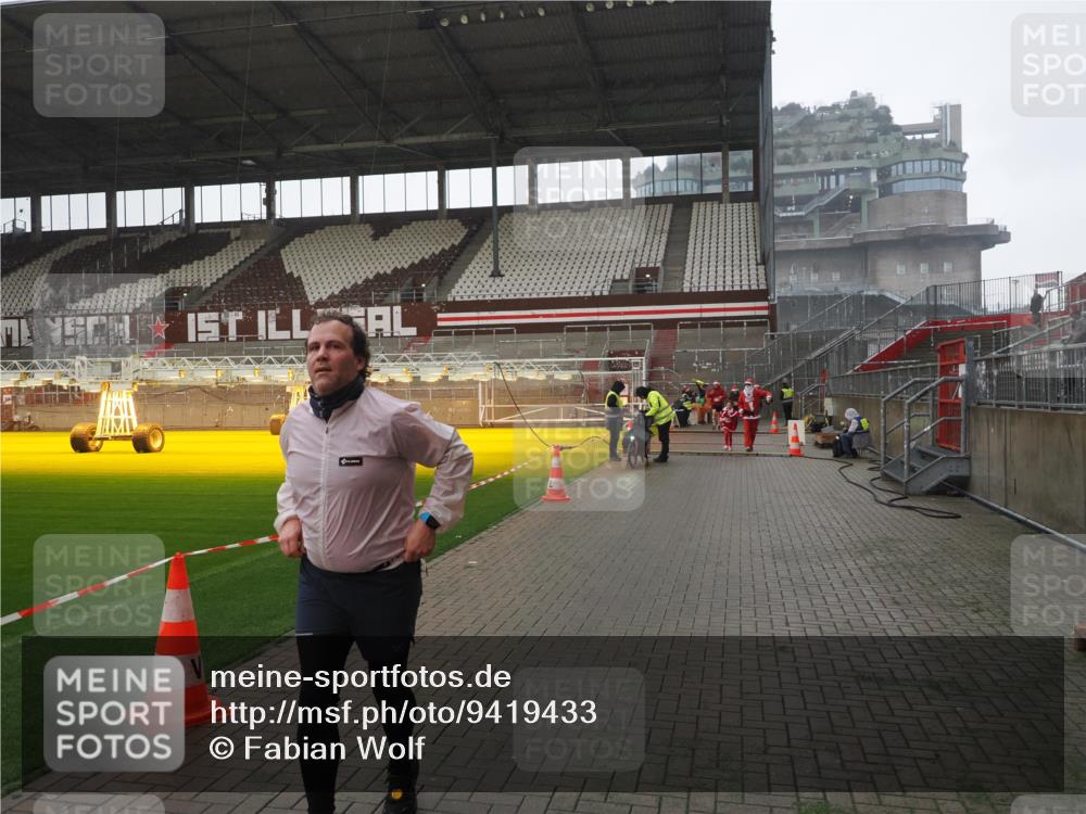 07.12.2025 - St. Pauli X-Mass-Run No. 15 Fabian Wolf http://msf.ph/oto/9419433 07.12.2025 11:32:09 Ziel 2043, 2044, 2050, 2120, 3343, 4633, 4640, 4642 meine-sportfotos.de