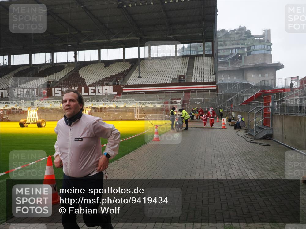 07.12.2025 - St. Pauli X-Mass-Run No. 15 Fabian Wolf http://msf.ph/oto/9419434 07.12.2025 11:32:10 Ziel 2043, 2044, 2120, 3343, 4633, 4640 meine-sportfotos.de