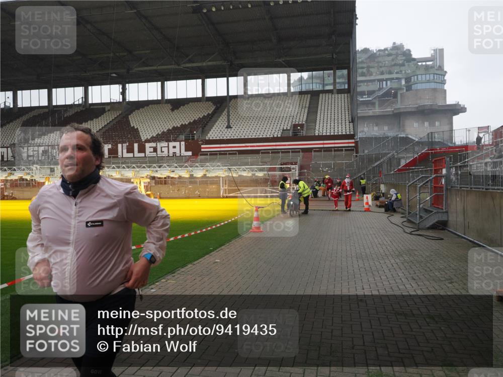 07.12.2025 - St. Pauli X-Mass-Run No. 15 Fabian Wolf http://msf.ph/oto/9419435 07.12.2025 11:32:10 Ziel 2043, 2044, 2120, 3343, 4633, 4640 meine-sportfotos.de