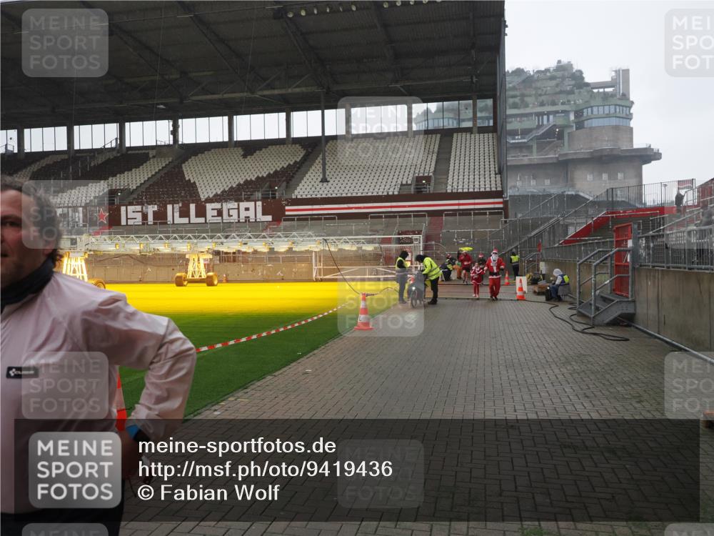 07.12.2025 - St. Pauli X-Mass-Run No. 15 Fabian Wolf http://msf.ph/oto/9419436 07.12.2025 11:32:10 Ziel 2043, 2044, 2120, 3343, 4633, 4640 meine-sportfotos.de