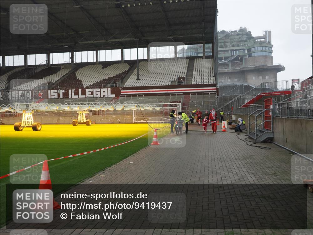 07.12.2025 - St. Pauli X-Mass-Run No. 15 Fabian Wolf http://msf.ph/oto/9419437 07.12.2025 11:32:10 Ziel 2043, 2044, 2120, 3343, 4633, 4640 meine-sportfotos.de