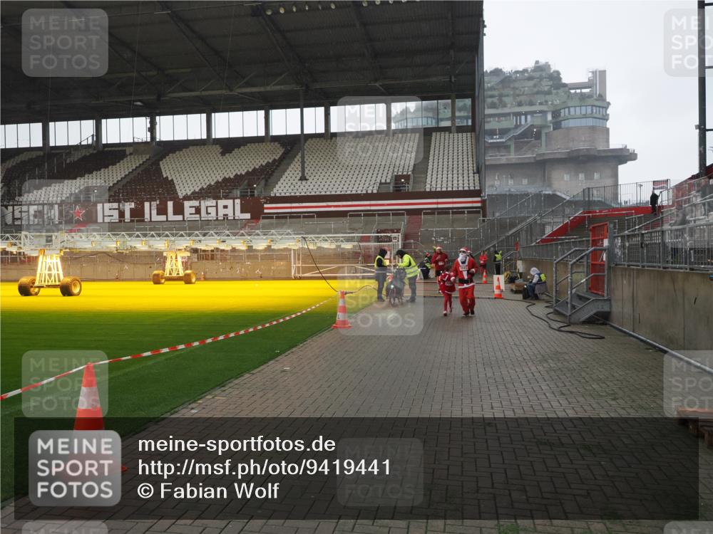 07.12.2025 - St. Pauli X-Mass-Run No. 15 Fabian Wolf http://msf.ph/oto/9419441 07.12.2025 11:32:12 Ziel 1081, 2043, 2044, 3173, 3177, 3343, 4640 meine-sportfotos.de