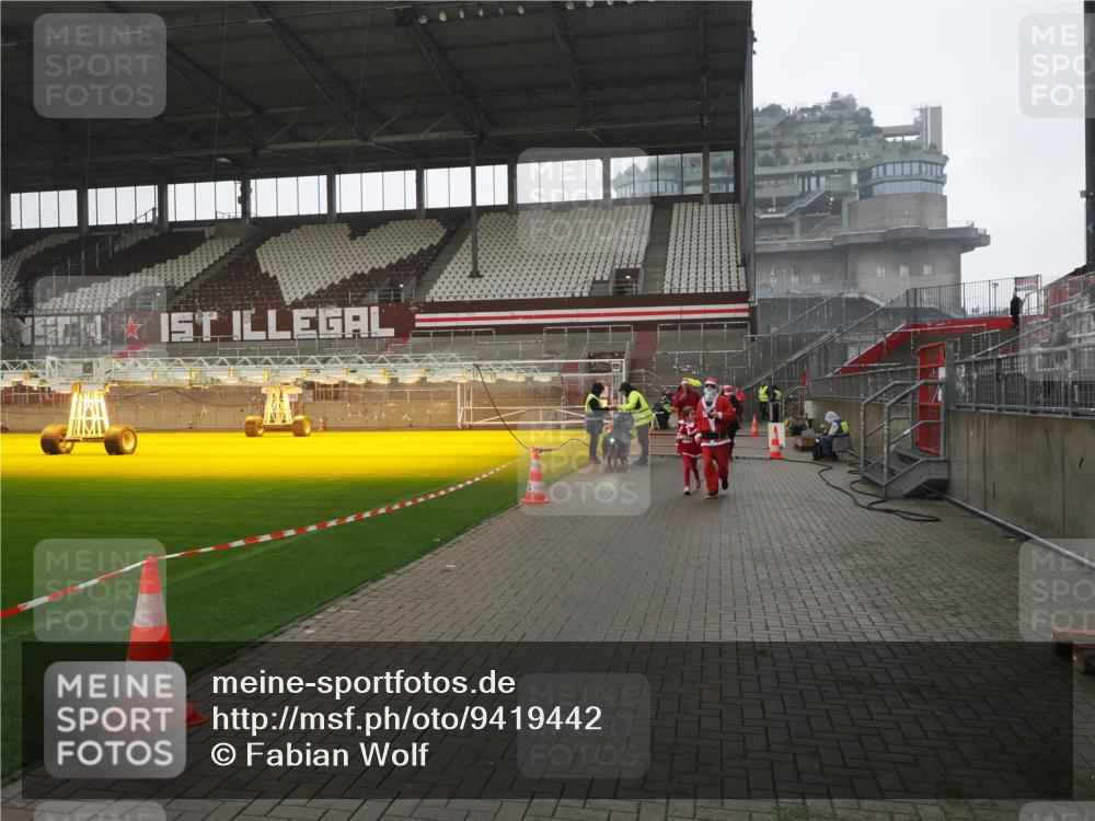 07.12.2025 - St. Pauli X-Mass-Run No. 15 Fabian Wolf http://msf.ph/oto/9419442 07.12.2025 11:32:13 Ziel 1081, 2043, 2044, 3173, 3177, 3343, 4640 meine-sportfotos.de
