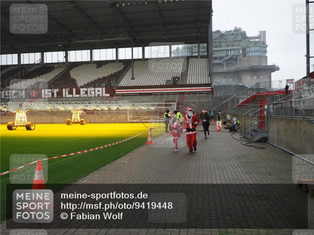 07.12.2025 - St. Pauli X-Mass-Run No. 15 Fabian Wolf http://msf.ph/oto/9419448 07.12.2025 11:32:15 Ziel 1081, 2043, 2044, 3173, 3177, 3343 meine-sportfotos.de