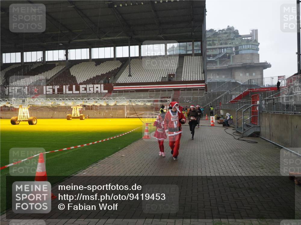07.12.2025 - St. Pauli X-Mass-Run No. 15 Fabian Wolf http://msf.ph/oto/9419453 07.12.2025 11:32:16 Ziel 1081, 2043, 2044, 2595, 3173, 3177, 3343 meine-sportfotos.de