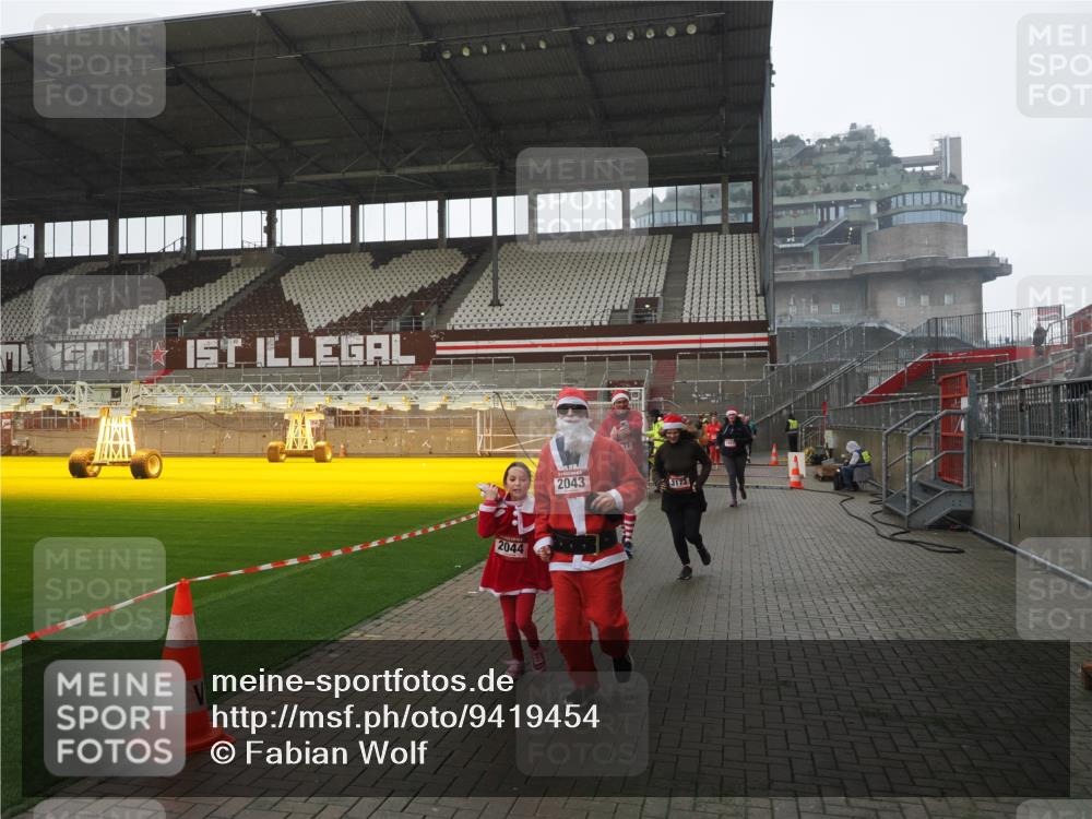 07.12.2025 - St. Pauli X-Mass-Run No. 15 Fabian Wolf http://msf.ph/oto/9419454 07.12.2025 11:32:17 Ziel 1081, 2043, 2044, 2419, 2595, 3173, 3177, 3343 meine-sportfotos.de