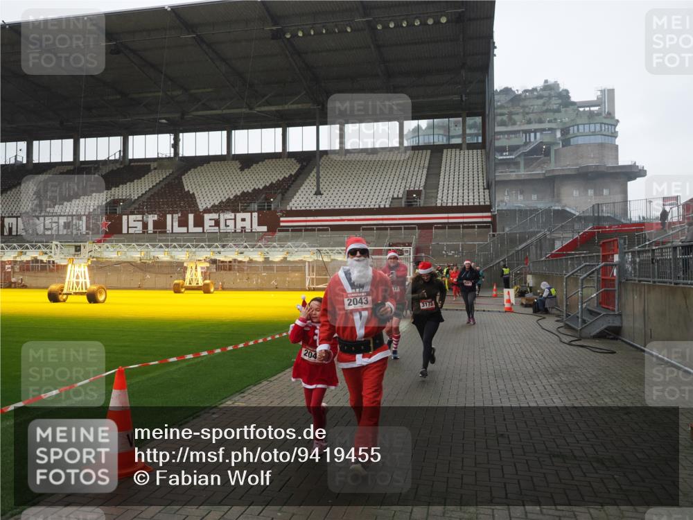 07.12.2025 - St. Pauli X-Mass-Run No. 15 Fabian Wolf http://msf.ph/oto/9419455 07.12.2025 11:32:17 Ziel 1081, 2043, 2044, 2419, 2595, 3173, 3177, 3343 meine-sportfotos.de