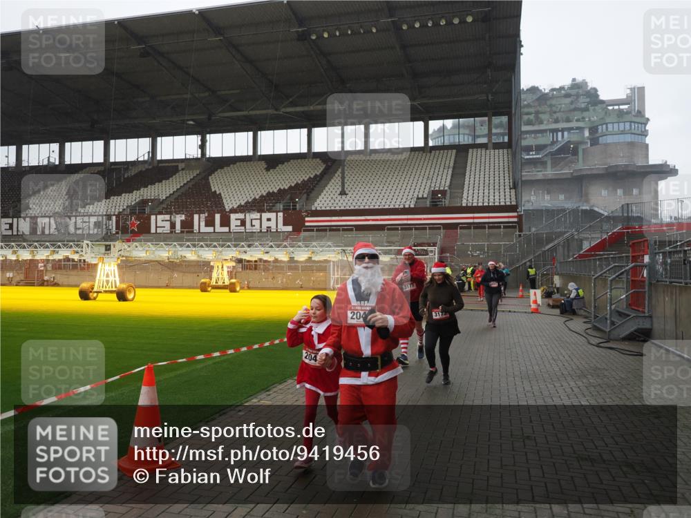 07.12.2025 - St. Pauli X-Mass-Run No. 15 Fabian Wolf http://msf.ph/oto/9419456 07.12.2025 11:32:17 Ziel 1081, 2043, 2044, 2419, 2595, 3173, 3177, 3343 meine-sportfotos.de