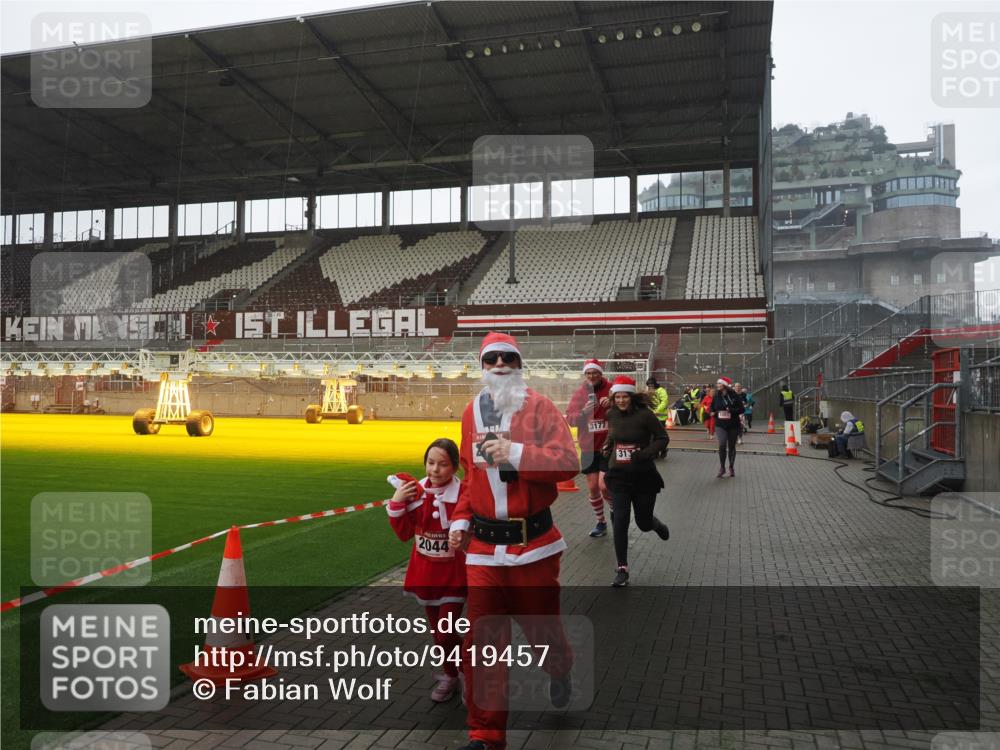 07.12.2025 - St. Pauli X-Mass-Run No. 15 Fabian Wolf http://msf.ph/oto/9419457 07.12.2025 11:32:17 Ziel 1081, 2043, 2044, 2419, 2595, 3173, 3177, 3343 meine-sportfotos.de