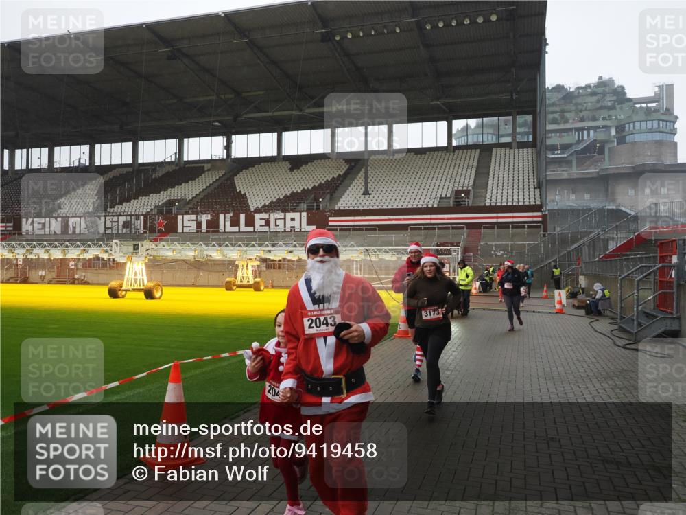 07.12.2025 - St. Pauli X-Mass-Run No. 15 Fabian Wolf http://msf.ph/oto/9419458 07.12.2025 11:32:17 Ziel 1081, 2043, 2044, 2419, 2595, 3173, 3177, 3343 meine-sportfotos.de