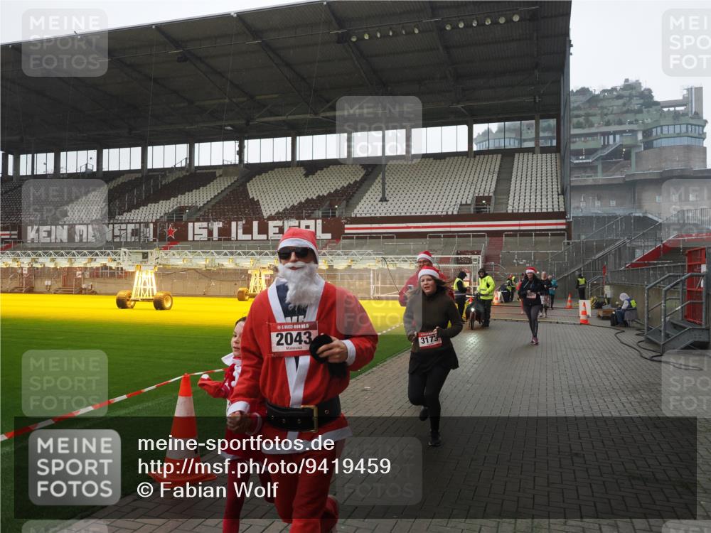07.12.2025 - St. Pauli X-Mass-Run No. 15 Fabian Wolf http://msf.ph/oto/9419459 07.12.2025 11:32:18 Ziel 1081, 2043, 2044, 2419, 2595, 3173, 3177, 3343 meine-sportfotos.de