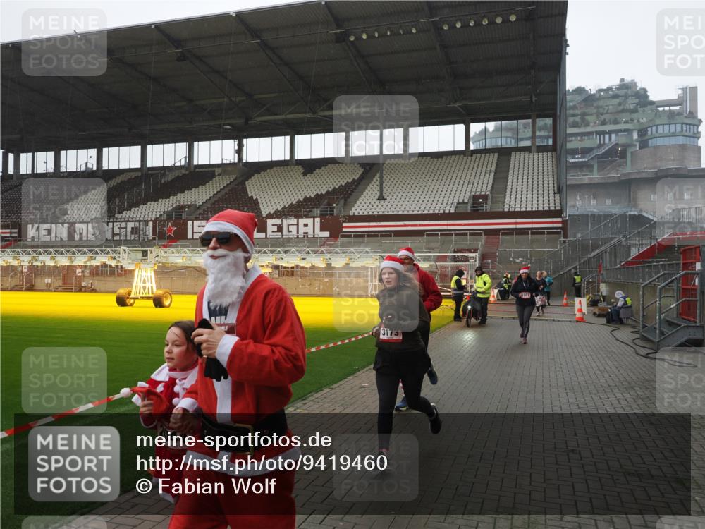 07.12.2025 - St. Pauli X-Mass-Run No. 15 Fabian Wolf http://msf.ph/oto/9419460 07.12.2025 11:32:18 Ziel 1081, 2043, 2044, 2419, 2595, 3173, 3177, 3343 meine-sportfotos.de