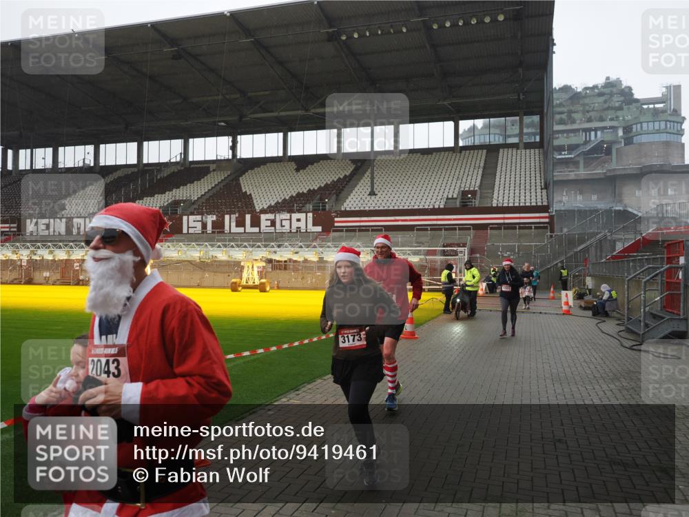 07.12.2025 - St. Pauli X-Mass-Run No. 15 Fabian Wolf http://msf.ph/oto/9419461 07.12.2025 11:32:18 Ziel 1081, 2043, 2044, 2419, 2595, 3173, 3177, 3343 meine-sportfotos.de