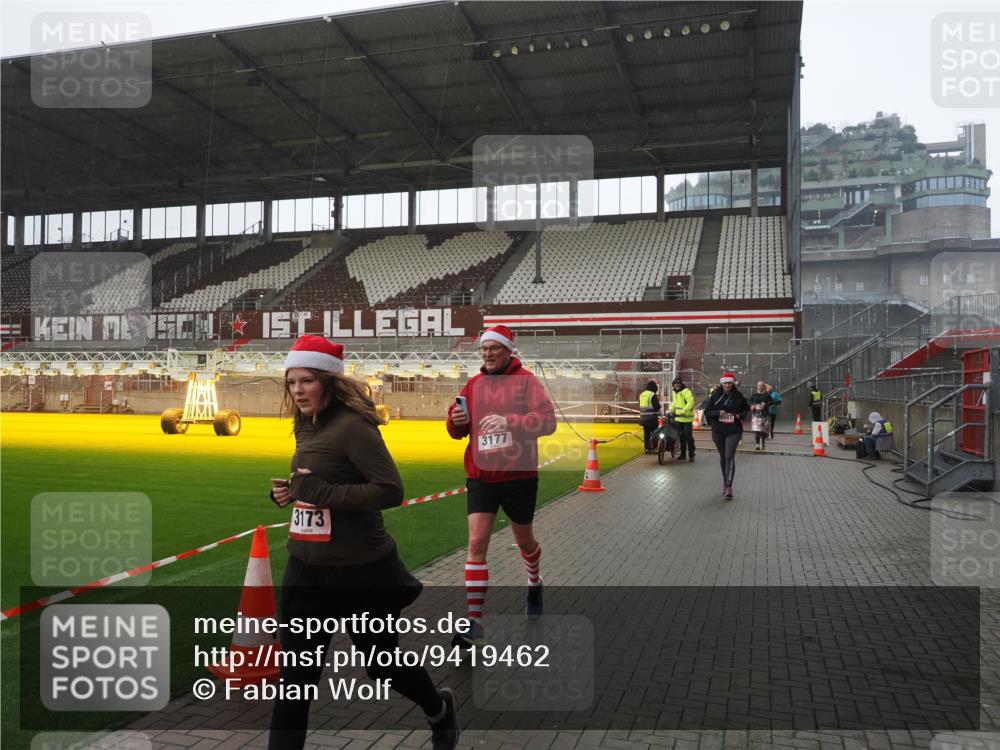 07.12.2025 - St. Pauli X-Mass-Run No. 15 Fabian Wolf http://msf.ph/oto/9419462 07.12.2025 11:32:18 Ziel 1081, 2043, 2044, 2419, 2595, 3173, 3177, 3343 meine-sportfotos.de