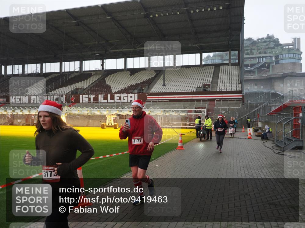 07.12.2025 - St. Pauli X-Mass-Run No. 15 Fabian Wolf http://msf.ph/oto/9419463 07.12.2025 11:32:19 Ziel 1081, 2043, 2044, 2283, 2419, 2595, 3173, 3177, 3343 meine-sportfotos.de