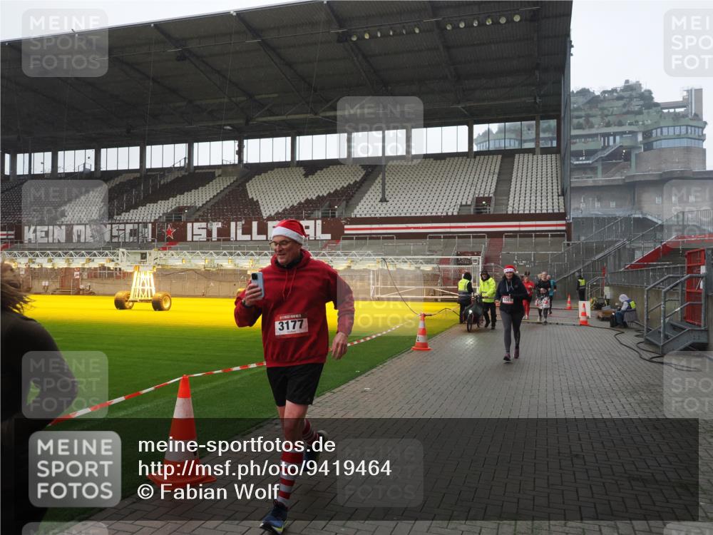 07.12.2025 - St. Pauli X-Mass-Run No. 15 Fabian Wolf http://msf.ph/oto/9419464 07.12.2025 11:32:19 Ziel 1081, 2043, 2044, 2283, 2419, 2595, 3173, 3177, 3343 meine-sportfotos.de