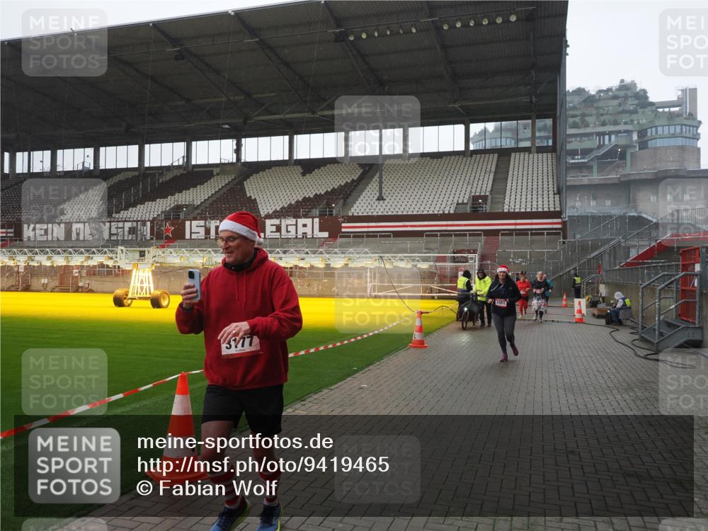 07.12.2025 - St. Pauli X-Mass-Run No. 15 Fabian Wolf http://msf.ph/oto/9419465 07.12.2025 11:32:19 Ziel 1081, 2043, 2044, 2283, 2419, 2595, 3173, 3177, 3343 meine-sportfotos.de