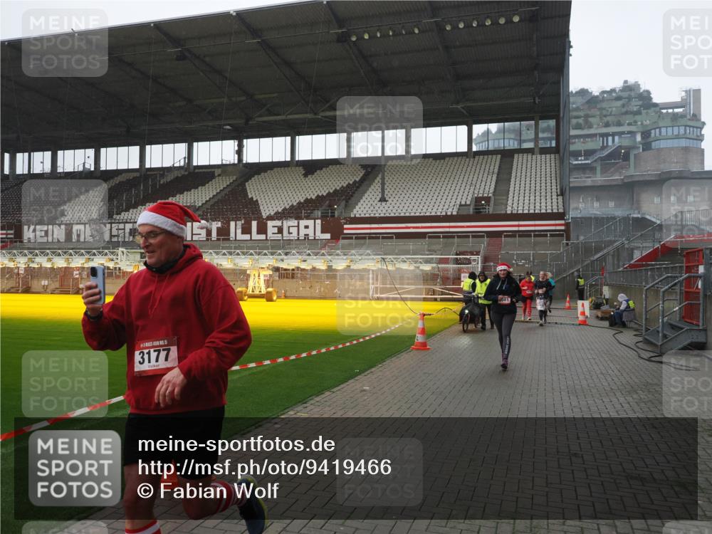 07.12.2025 - St. Pauli X-Mass-Run No. 15 Fabian Wolf http://msf.ph/oto/9419466 07.12.2025 11:32:19 Ziel 1081, 2043, 2044, 2283, 2419, 2595, 3173, 3177, 3343 meine-sportfotos.de