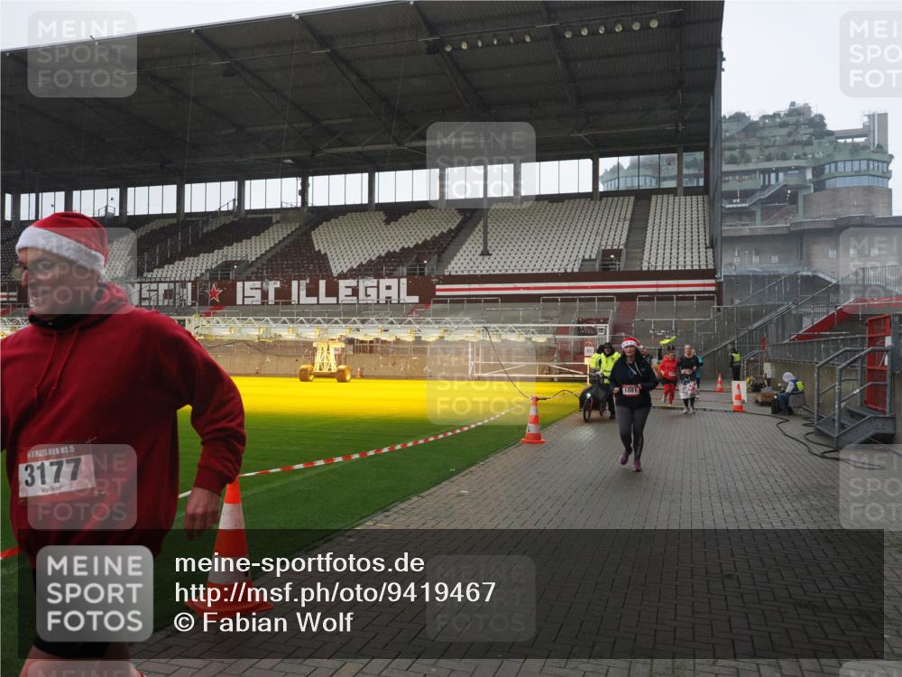 07.12.2025 - St. Pauli X-Mass-Run No. 15 Fabian Wolf http://msf.ph/oto/9419467 07.12.2025 11:32:19 Ziel 1081, 2043, 2044, 2283, 2419, 2595, 3173, 3177, 3343 meine-sportfotos.de