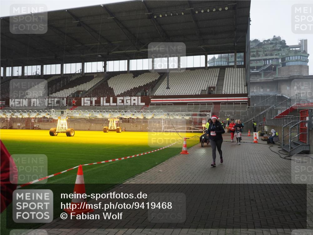 07.12.2025 - St. Pauli X-Mass-Run No. 15 Fabian Wolf http://msf.ph/oto/9419468 07.12.2025 11:32:20 Ziel 1081, 2043, 2044, 2283, 2419, 2595, 3173, 3177 meine-sportfotos.de