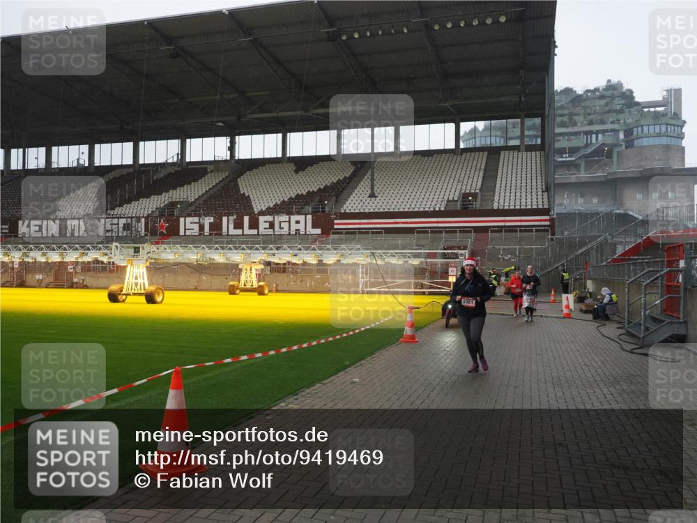 07.12.2025 - St. Pauli X-Mass-Run No. 15 Fabian Wolf http://msf.ph/oto/9419469 07.12.2025 11:32:20 Ziel 1081, 2043, 2044, 2283, 2419, 2595, 3173, 3177 meine-sportfotos.de