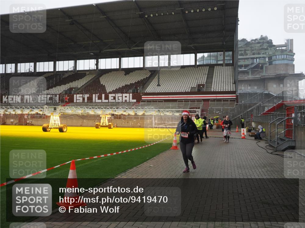 07.12.2025 - St. Pauli X-Mass-Run No. 15 Fabian Wolf http://msf.ph/oto/9419470 07.12.2025 11:32:21 Ziel 1081, 2043, 2044, 2283, 2419, 2595, 3173, 3177 meine-sportfotos.de