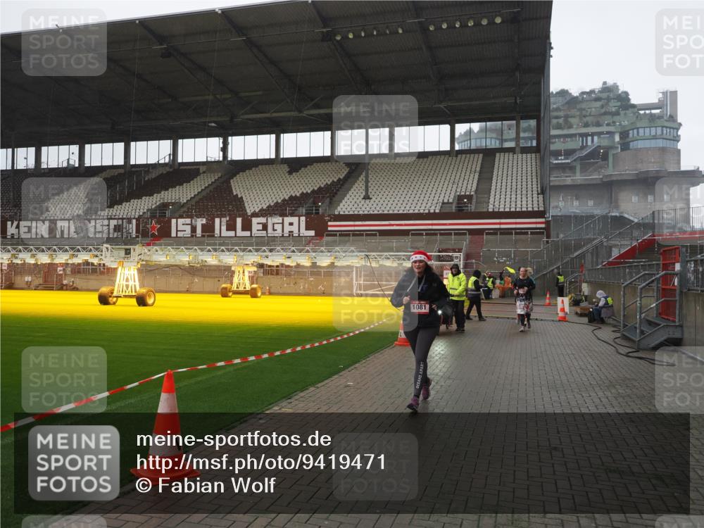 07.12.2025 - St. Pauli X-Mass-Run No. 15 Fabian Wolf http://msf.ph/oto/9419471 07.12.2025 11:32:21 Ziel 1081, 2043, 2044, 2283, 2419, 2595, 3173, 3177 meine-sportfotos.de
